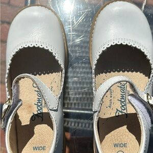 - Girls white dress shoes. Footmates 13 wide. Euc